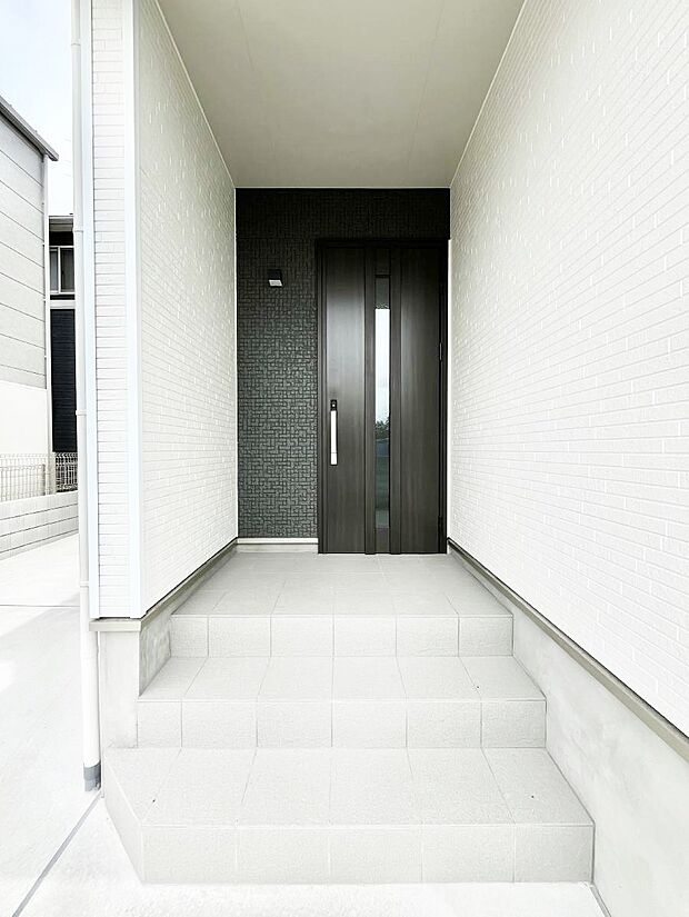【玄関】大切な家族、来客を出迎える玄関。