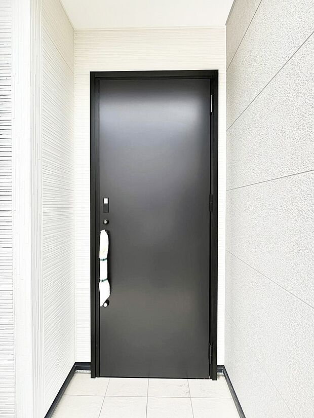 【玄関】大切な家族、来客を出迎える玄関。