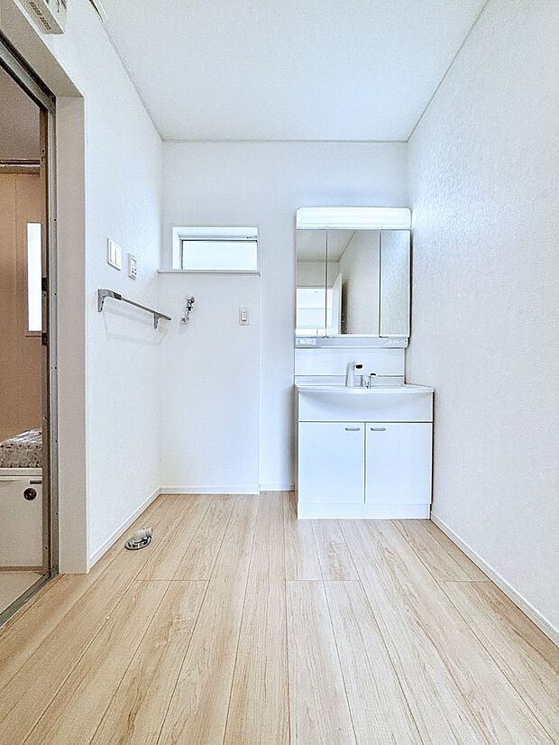 【洗面台・洗面所】大きく見やすい三面鏡で清潔感ある洗面台は、身だしなみチェックや肌のお手入れにおすすめです。 