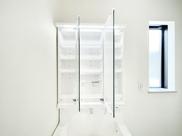 【その他設備(三面鏡裏収納)】三面鏡の裏に、化粧品や衛生用品などを収納可能。洗面台をすっきりと保ちます！