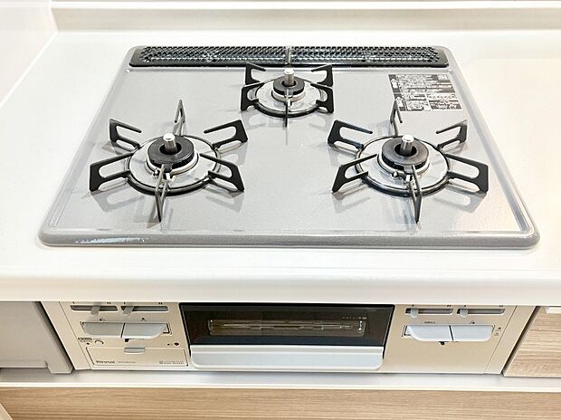 【その他設備(三ツ口コンロ)】三口ガスコンロでお料理が一気にはかどりそう。  