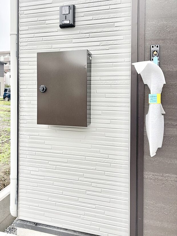 【その他現地】シンプルデザインのポスト。