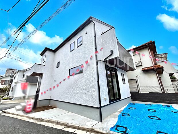 【現地外観写真】暮らしやすさと居心地の良さにこだわったシンプルで飽きのこないデザイン ！