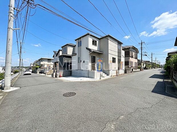 【前面道路含む現地写真】角地なので日当たりも良く、お家が堂々として見えます。