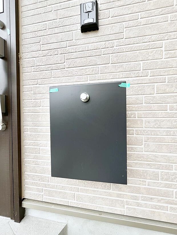 【その他現地】シンプルデザインのポスト。