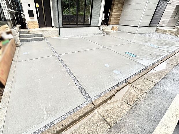 【駐車場】駐車2台可能！急なお客様の駐車に。また、ご家族の自転車スペースとしても大活躍。