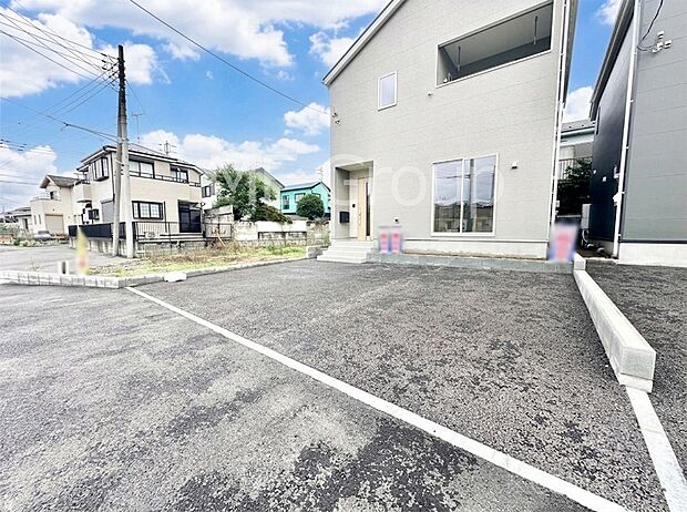 【駐車場】車の出し入れスムーズ!並列駐車2台分のカースペース付きです。