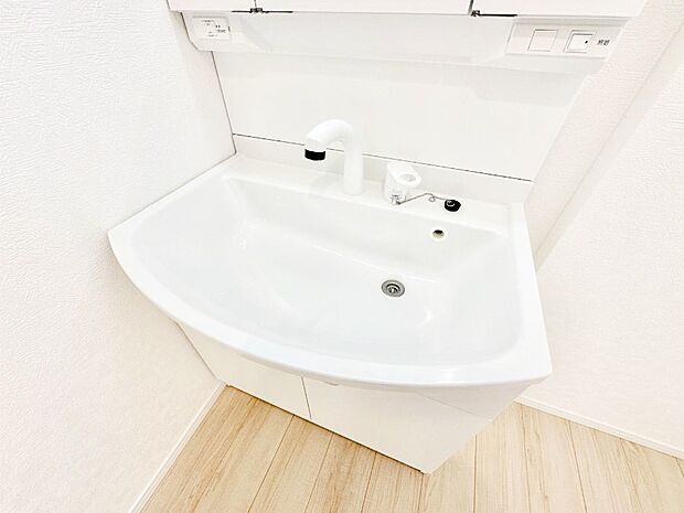 【その他設備(シャワー水栓洗面化粧台)】ハンドシャワー付き!使いやすい洗面台。