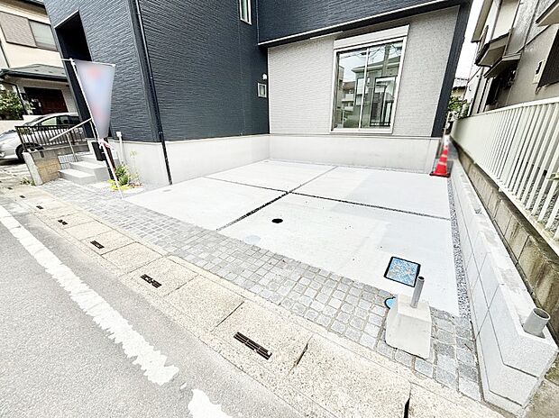 【駐車場】駐車2台可能!急なお客様の駐車に。また、ご家族の自転車スペースとしても大活躍。