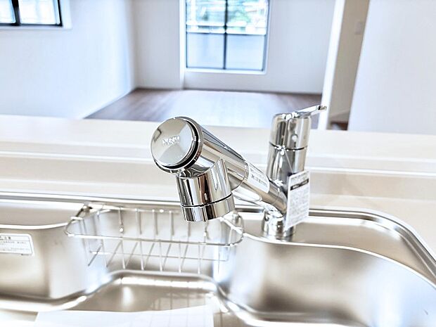 【その他設備(浄水器)】いつでも清潔なおいしいお水を。一つの水栓で水道水と浄水を使い分け。