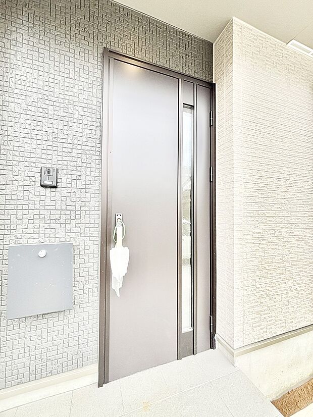 【玄関】玄関前は雨が降っても濡れにくい屋根付き
