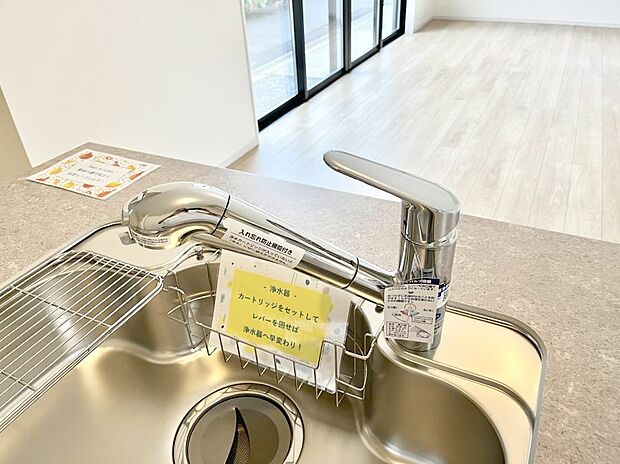【その他設備(浄水器)】いつでも清潔なおいしいお水を。一つの水栓で水道水と浄水を使い分け。