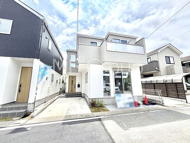 【現地外観写真】暮らしやすさと居心地の良さにこだわったシンプルで飽きのこないデザイン ！