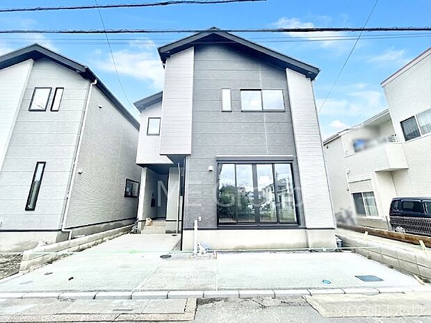 【現地外観写真】洗練された外観、上質な住空間が広がる室内は永く安心して過ごせる住居です。 