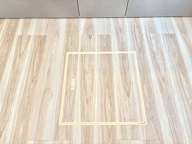 【その他設備(床下収納)】床下収納付き！日用品・非常用品の収納にも大活躍。
