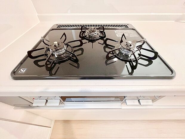 【その他設備(三ツ口コンロ)】三口ガスコンロでお料理が一気にはかどりそう
