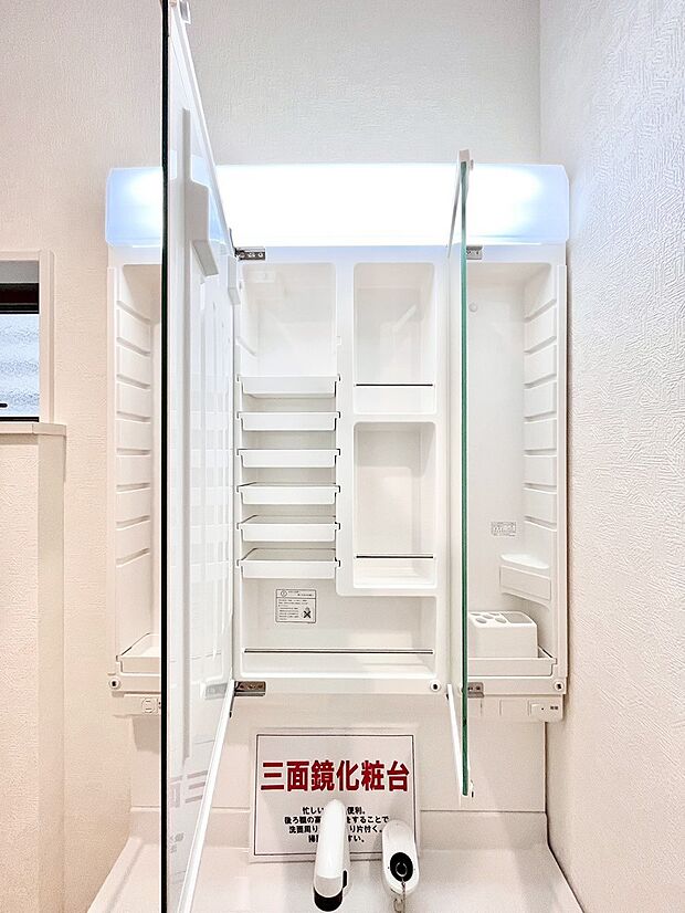 【その他設備(三面鏡裏収納)】三面鏡の裏に、化粧品や衛生用品などを収納可能。洗面台をすっきりと保ちます!