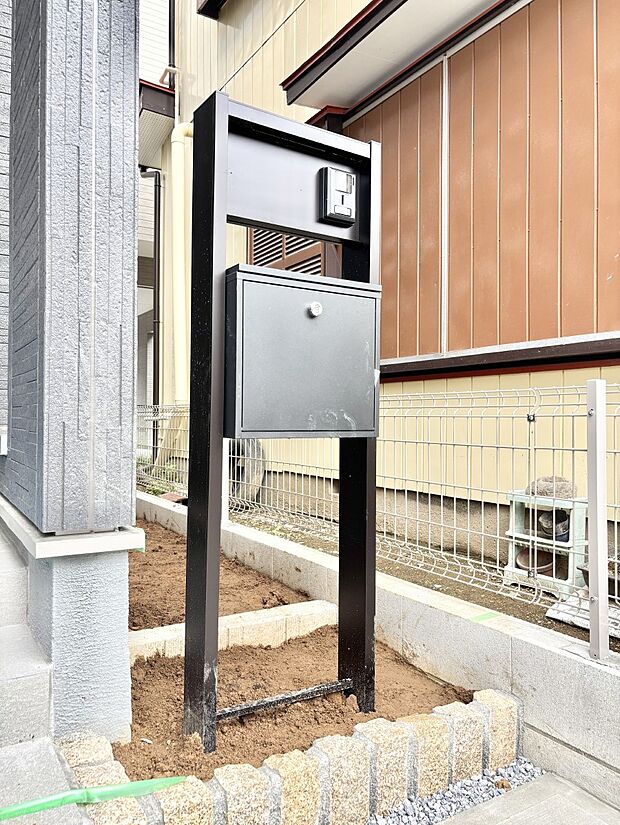 【その他現地】シンプルデザインのポスト。