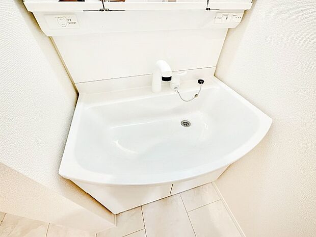 【その他設備(ハンドシャワー水栓)】ハンドシャワー付き！使いやすい洗面台。