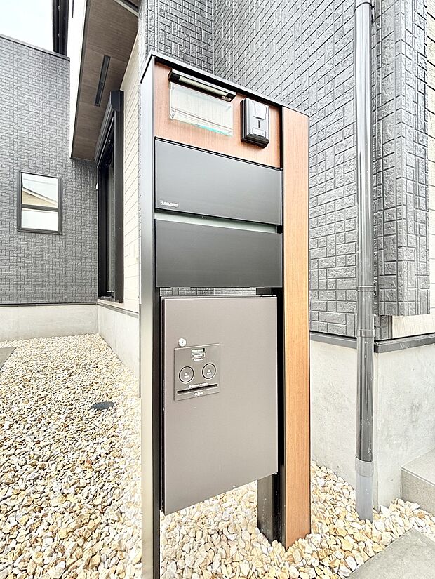 【その他現地】表札・インターホン・ポスト・宅配BOXをひとつに集約。エントランスになじむシンプルデザイン。