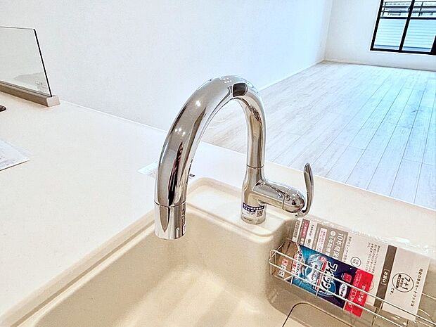 【その他設備(浄水器)】いつでも清潔なおいしいお水を。一つの水栓で水道水と浄水を使い分け。