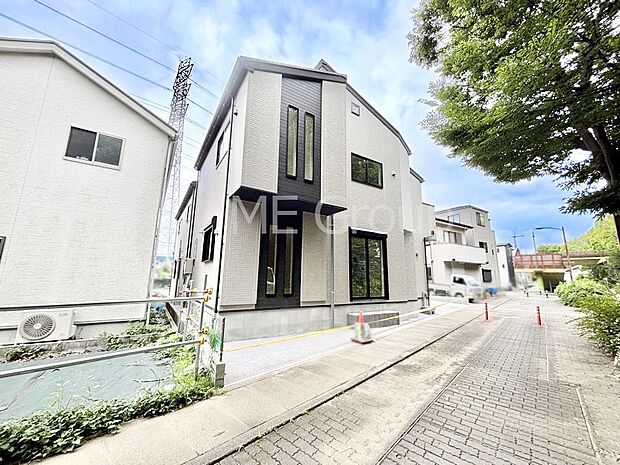 【現地外観写真】洗練された外観、上質な住空間が広がる室内は永く安心して過ごせる住居です。