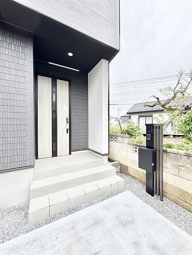 【玄関】玄関前は雨が降っても濡れにくい屋根付き
