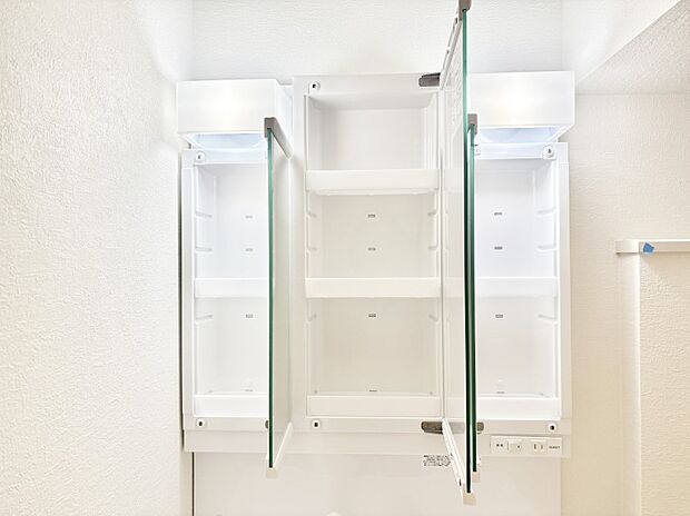 【その他設備(三面鏡裏収納)】三面鏡の裏に、化粧品や衛生用品などを収納可能。洗面台をすっきりと保ちます!
