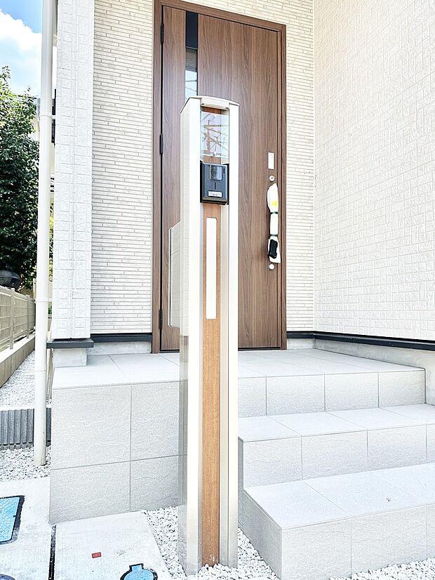 【その他現地】シンプルデザインのポスト。