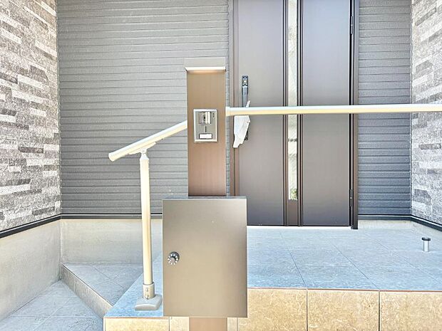 【その他現地】シンプルデザインのポスト。
