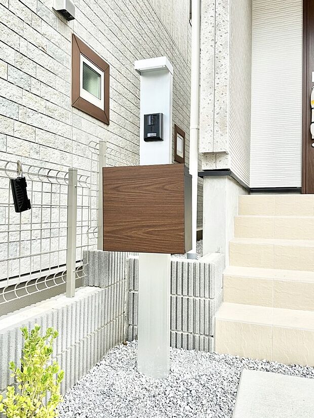 【その他現地】シンプルデザインのポスト。 