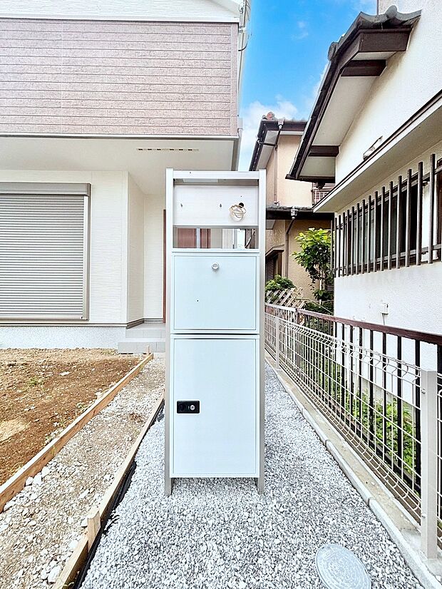 【その他現地】表札・インターホン・ポスト・宅配ＢＯＸをひとつに集約。エントランスになじむシンプルデザイン。