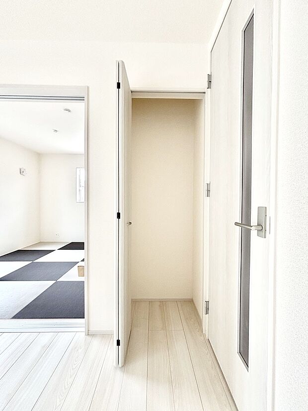 【その他設備(リビング収納)】リビング収納。ここに収納があると物が集まるLDKがスッキリ片付きそうですね。  