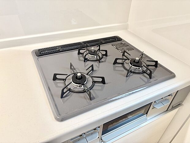 【その他設備(三ツ口コンロ)】三口ガスコンロでお料理が一気にはかどりそう