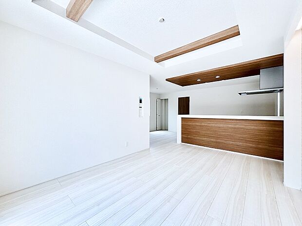 【リビングダイニング】折上天井は立体的な奥行きがあるので、天井が広く見えて開放的な空間を演出できます。