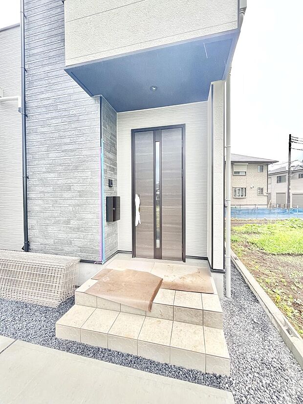 【玄関】玄関前は雨が降っても濡れにくい屋根付き