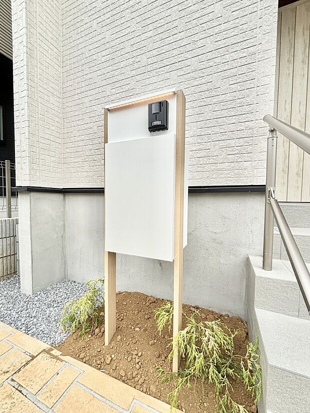 【その他現地】シンプルデザインのポスト。