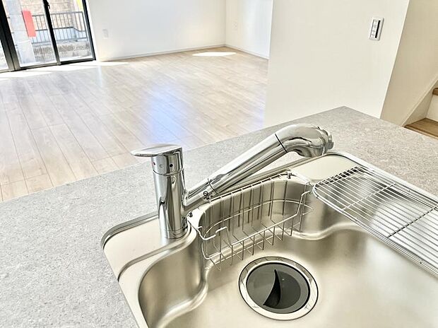 【その他設備(蛇口一体型浄水器)】浄水器一体型のキッチンで洗い物用・料理用と切り替え簡単!