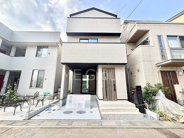 【現地外観写真】洗練された外観、上質な住空間が広がる室内は永く安心して過ごせる住居です。 