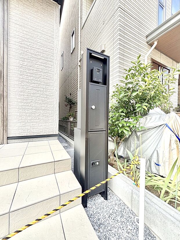 【その他現地】シンプルデザインのポスト。