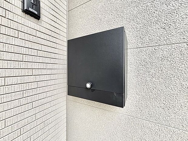 【その他現地】シンプルデザインのポスト。