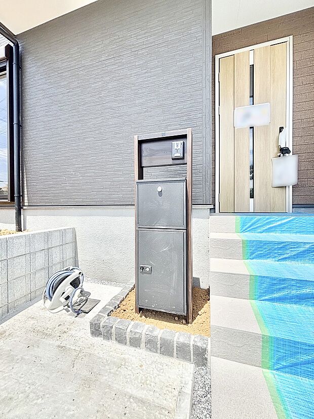 【その他現地】表札・インターホン・ポスト・宅配ＢＯＸをひとつに集約。エントランスになじむシンプルデザイン。 