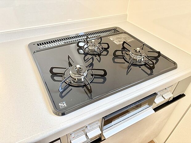 【その他設備(三ツ口コンロ)】三口ガスコンロでお料理が一気にはかどりそう  　