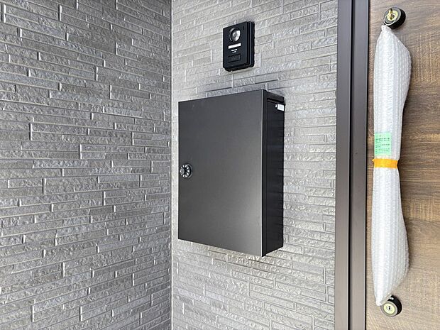 【その他現地】シンプルデザインのポスト。