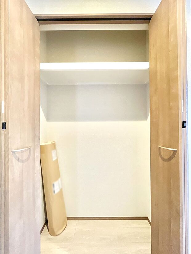 【その他設備(玄関ホール収納)】玄関ホール収納です。掃除道具やお出かけ用グッズの収納に便利です。