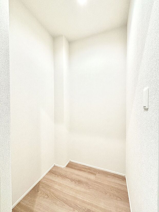【その他設備(廊下収納)】廊下収納。掃除道具や季節の小物を収納することができます。