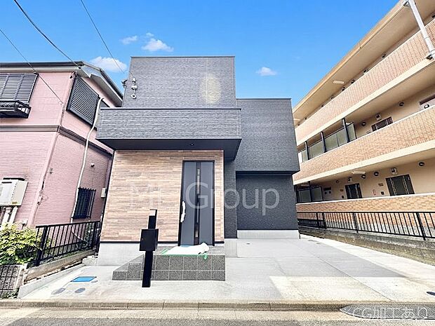 【現地外観写真】洗練された外観、上質な住空間が広がる室内は永く安心して過ごせる住居です。