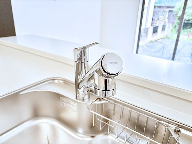 【その他設備(浄水器)】いつでも清潔なおいしいお水を。一つの水栓で水道水と浄水を使い分け。