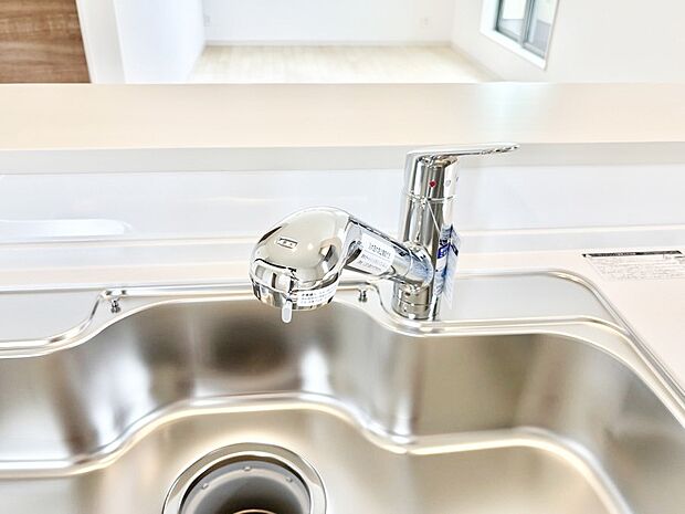 【その他設備(蛇口一体型浄水器)】いつでも清潔なおいしいお水を。一つの水栓で水道水と浄水を使い分け。