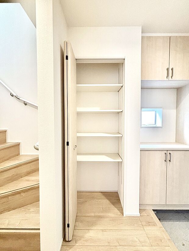 【その他設備(玄関ホール収納)】玄関ホール収納です。掃除道具やお出かけ用グッズの収納に便利です。